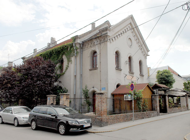 Синагогу мењали за школу